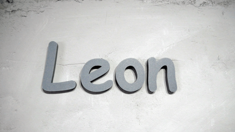 Leon napis na ścianę